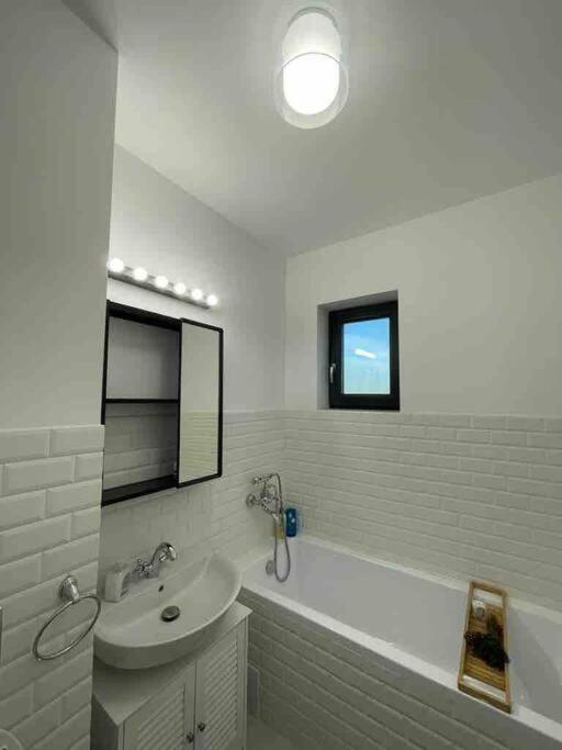 Modern 2-Bedroom Apartment In New Residence Craiova Exterior foto